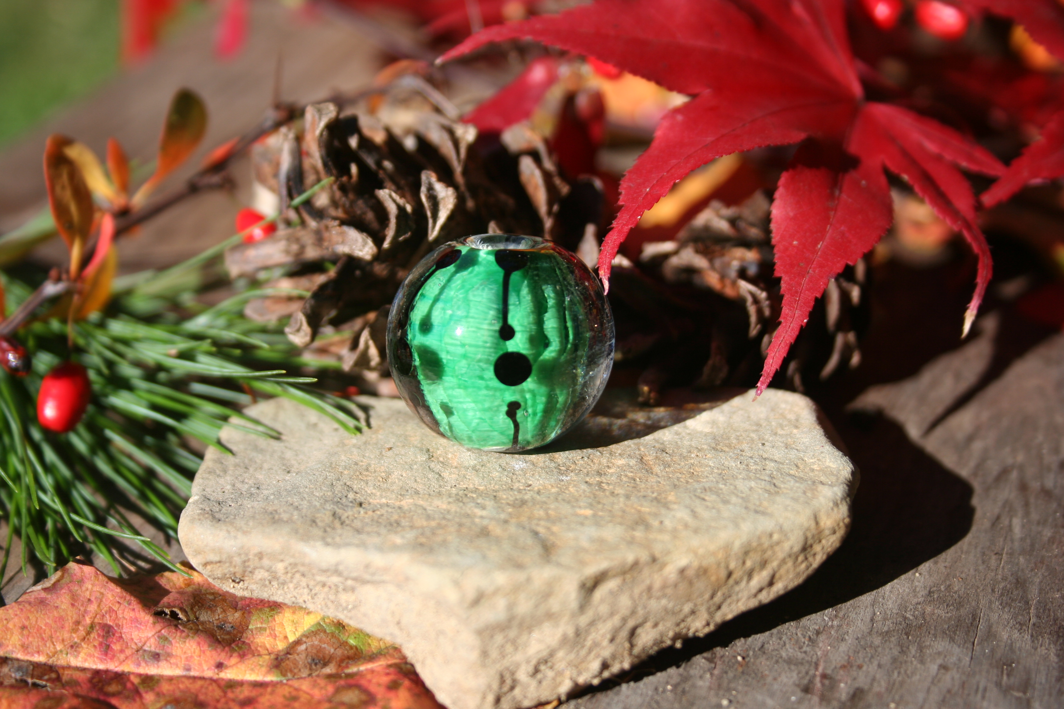 glass bead-small green geometic-